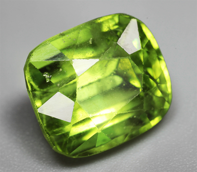 Крупный яркий перидот 8,06 карата