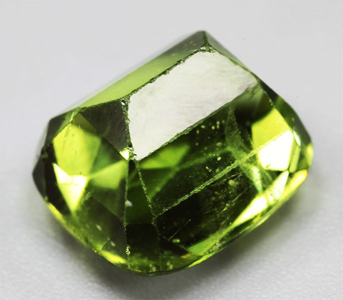 Крупный яркий перидот 8,06 карата