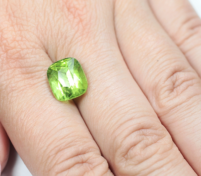 Крупный яркий перидот 8,06 карата