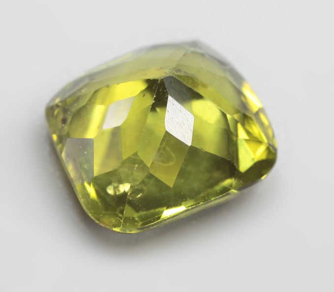 Яркий перидот 1,9 карата