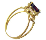 Кольцо с пурпурной шпинелью Золото