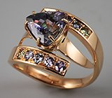 Кольцо с танзанитом и гранатами с александритовым эффектом