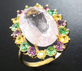 Золотое кольцо с крупным морганитом, желтыми сапфирами, родолитами и цаворитами