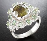 Кольцо с полихромным сфеном с рутилом 3,13 карата и зелеными сапфирами