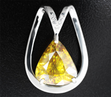 Кулон с крупным желто-зеленым сфеном 7,69 карата и бесцветными цирконами