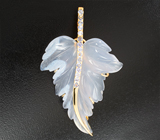 Брошь/кулон с полупрозрачным нежно-сиреневым резным халцедоном 26,21 карата и танзанитами