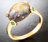 Кольцо с кристаллическим черным опалом 4,33 карата и цаворитами