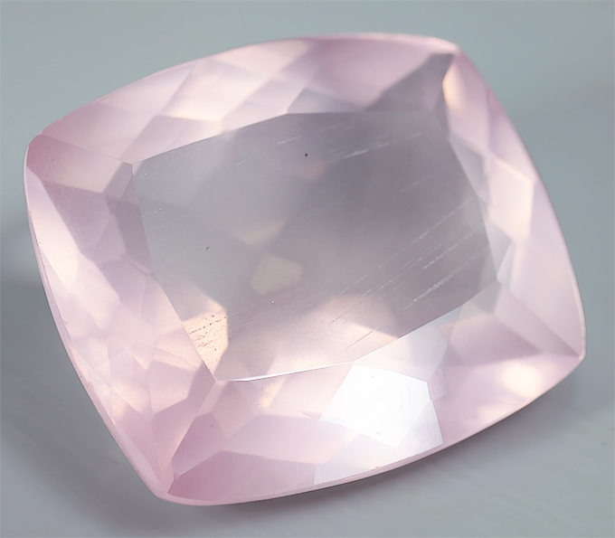 Розовый прозрачный камень в ювелирных изделиях название фото