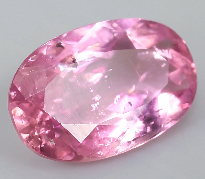 Розовый прозрачный камень. Розовый турмалин рубеллит. Розовый кварц турмалин камень. Камень топаз турмалин. Розовый топаз ограненный.
