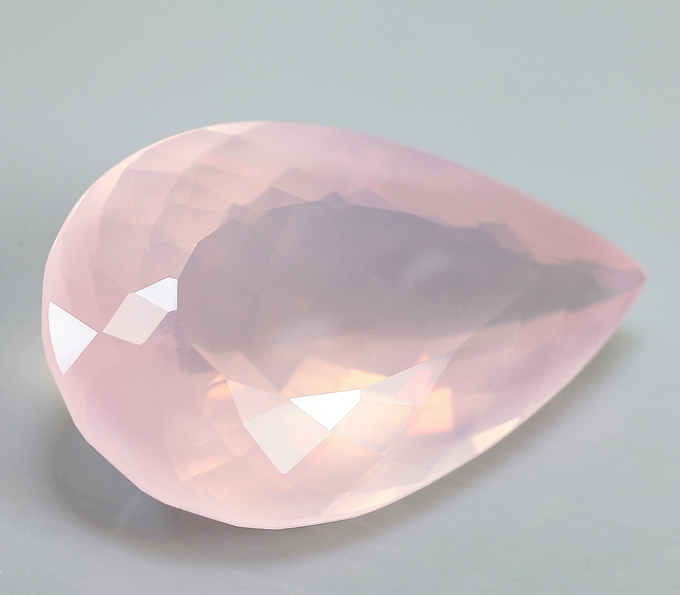 Розовый лунный камень. Розовый кварц аквакваоц 854. Звездчатый розовый кварц Мадагаскара. Лавандовый кварц огранка. Амулет Кристалл розовый кварц.