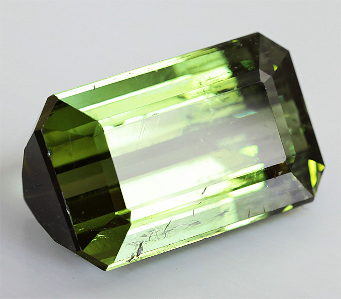 Зеленый турмалин камень. Турмалин 11,45 карат октагон. Турмалин зеленый 10х5. Турмалин зеленый огранка. Турмалин камень зеленый триллион.