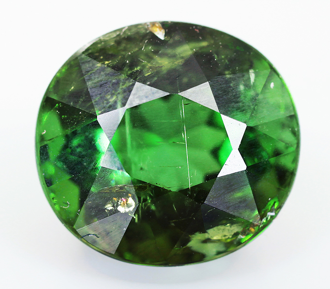 Зеленый турмалин камень. _Турмалины зеленые верделиты. Турмалин камень цветовая гамма. Турмалин камень зеленый триллион. Кварц турмалиновый зеленый.