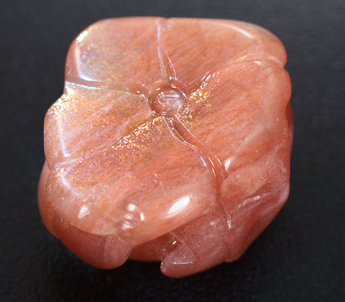Резной солнечный камень 18,68 карата