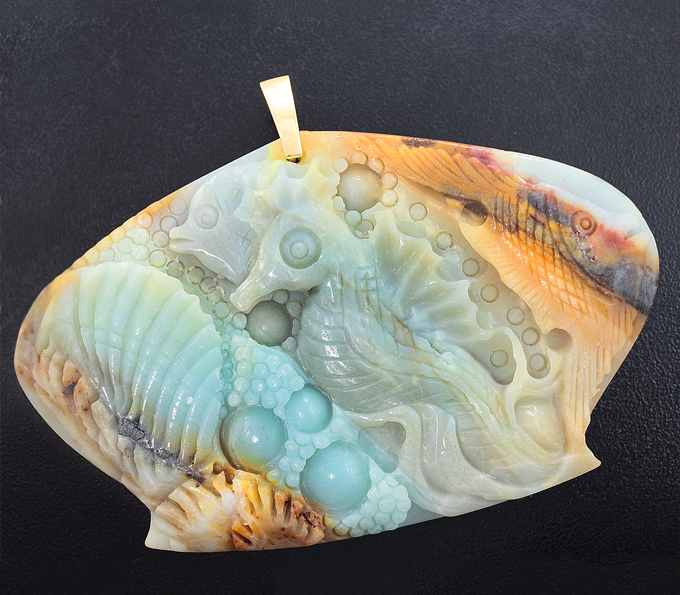 Камея-подвеска «Морской мир» из цельного куска амазонита с золотой петлей
