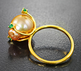 Кольцо с золотистой жемчужиной 10,19 карата и изумрудами