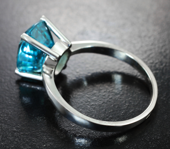 Кольцо с крупным голубым цирконом 7,49 карата