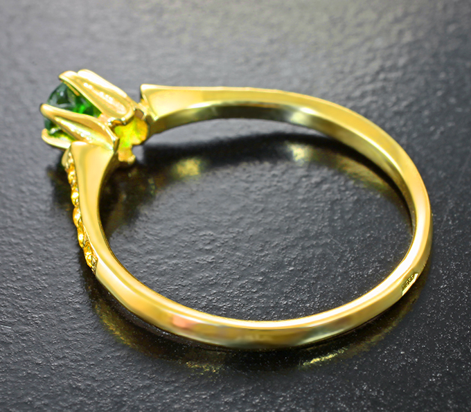 Кольцо с уральским демантоидом 0,33 карата и золотистыми сапфирами