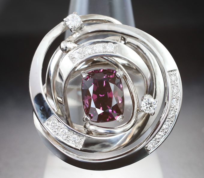 Кольцо с крупной пурпурно-красной шпинелью 3,06 карата и бриллиантами