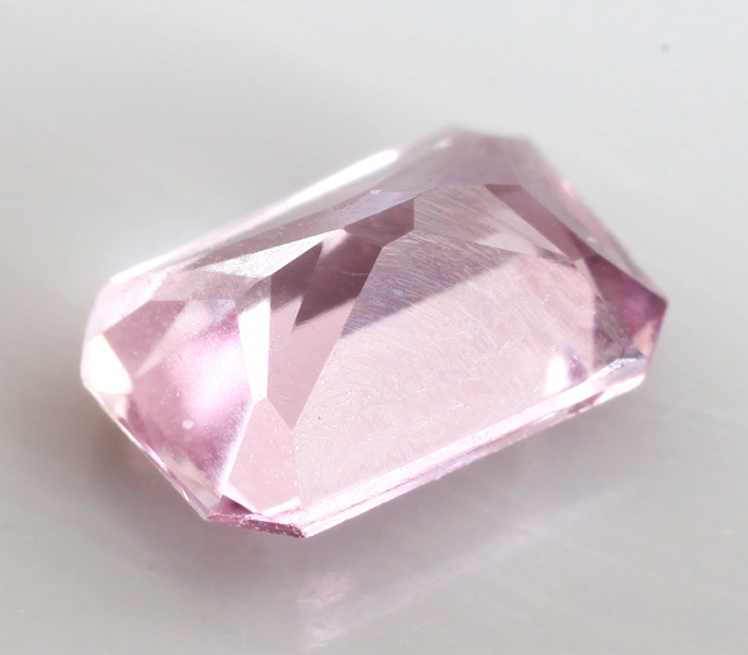 Чистейший розовато-пурпурный диаспор 0,76 карата