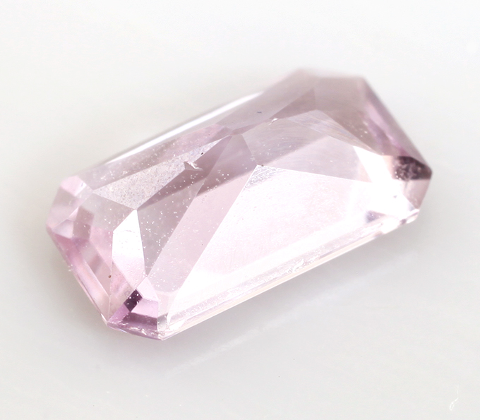 Розовато-пурпурный диаспор 0,82 карата