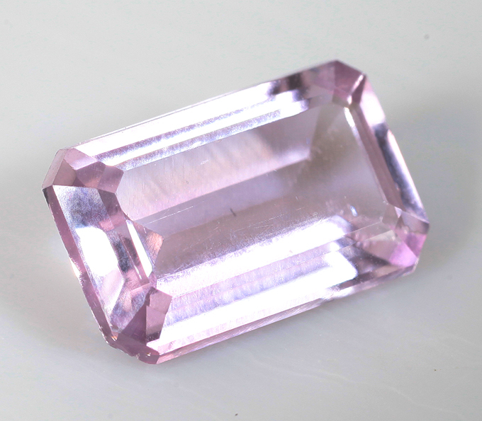 Розовато-пурпурный диаспор высокой чистоты 1,43 карата