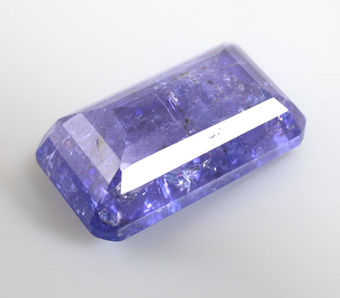 Крупный насыщенный танзанит 9,56 карата