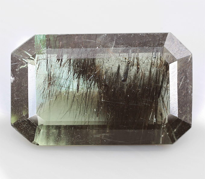 Коллекционный перидот с плотным включением рутила 4,89 карата