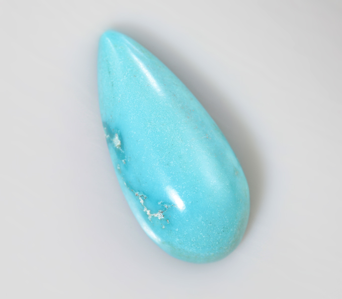 Кулон с кабошоном армянской бирюзы 4,58 карата, чистейшим розовато-пурпурным диаспором 0,7 карата и крупной морской жемчужиной барокко 36,78 карата