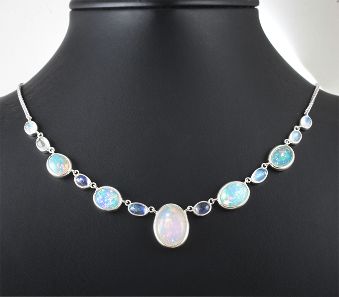 Колье с кристаллическими эфиопскими опалами 16,49 карата и лунным камнем 9,63 карата