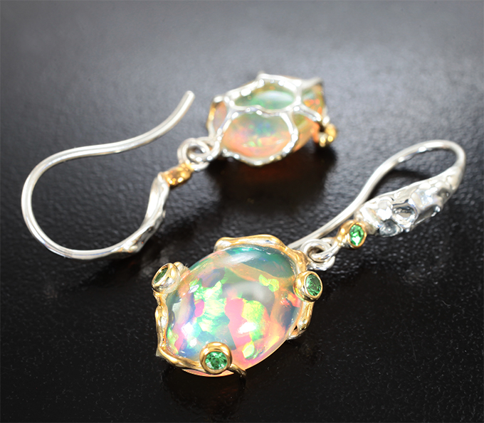 Серьги с кристалличевскими эфиопскими опалами 8,16 карата и цаворитами