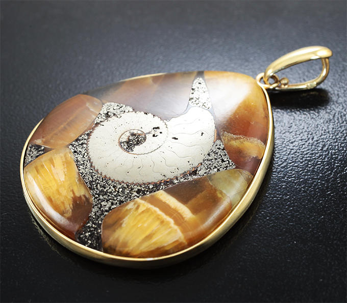 Кулон с пиритовым аммонитом с симбирцитом 90,43 карата