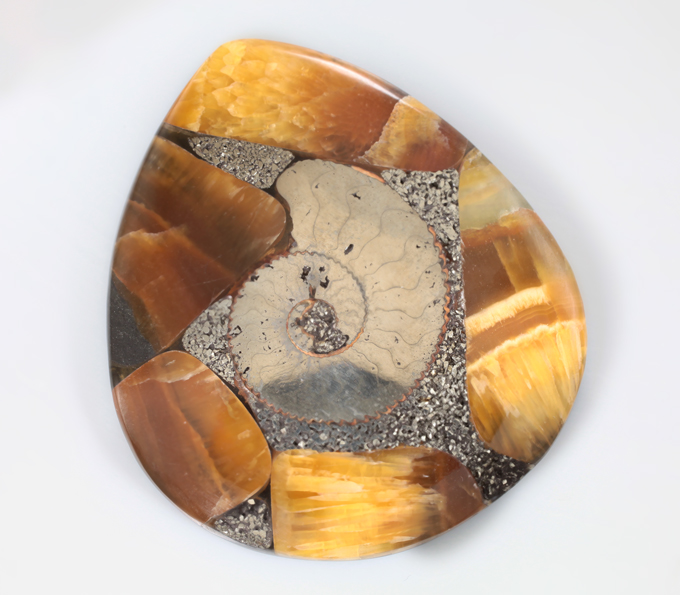 Кулон с пиритовым аммонитом с симбирцитом 90,43 карата