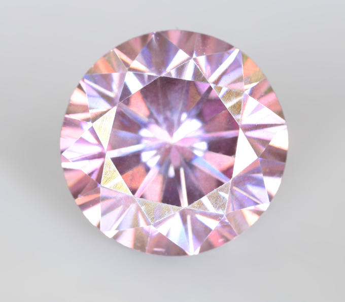 Крупный пурпурно-розовый муассанит 3,19 карата