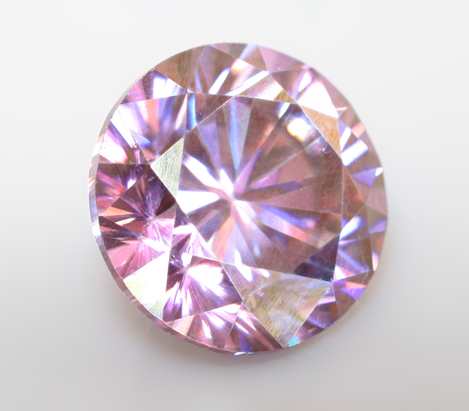 Крупный пурпурно-розовый муассанит 3,19 карата