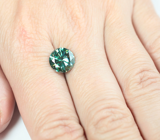 Крупный голубовато-зеленый муассанит 3,17 карата