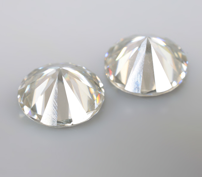 Крупная пара бесцветных муассанитов 3,62 карата