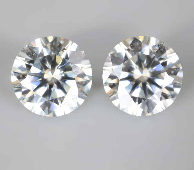 Крупная пара бесцветных муассанитов 3,75 карата