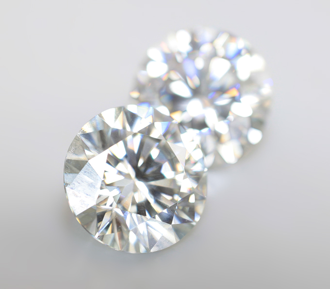 Крупная пара бесцветных муассанитов 3,75 карата