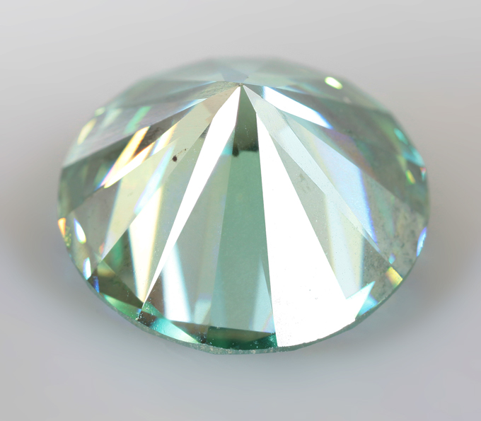 Крупный голубовато-зеленый муассанит 4,72 карата