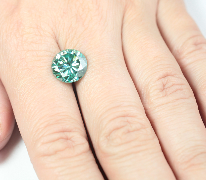 Крупный голубовато-зеленый муассанит 5,09 карата