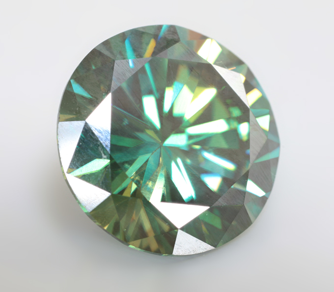 Крупный голубовато-зеленый муассанит 5,24 карата