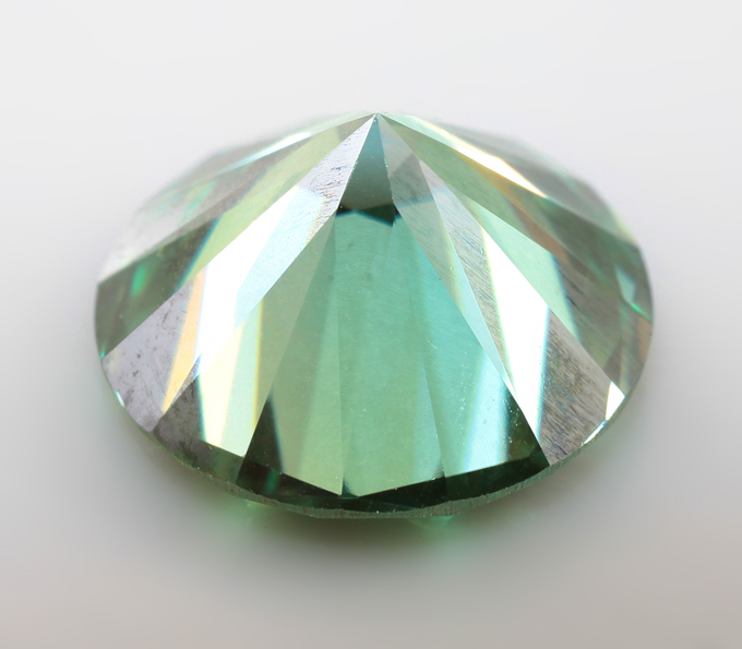 Крупный голубовато-зеленый муассанит 5,99 карата