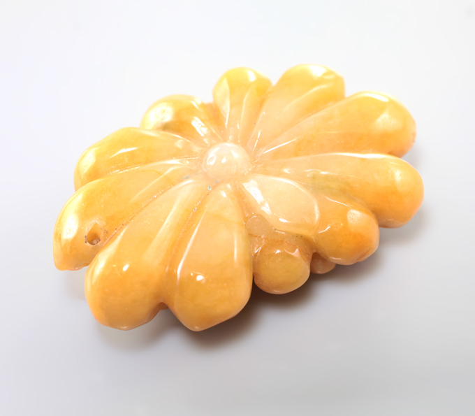 Крупный резной желтый нефрит 86,16 карата