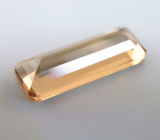 Крупный желтый скаполит 7,19 карата