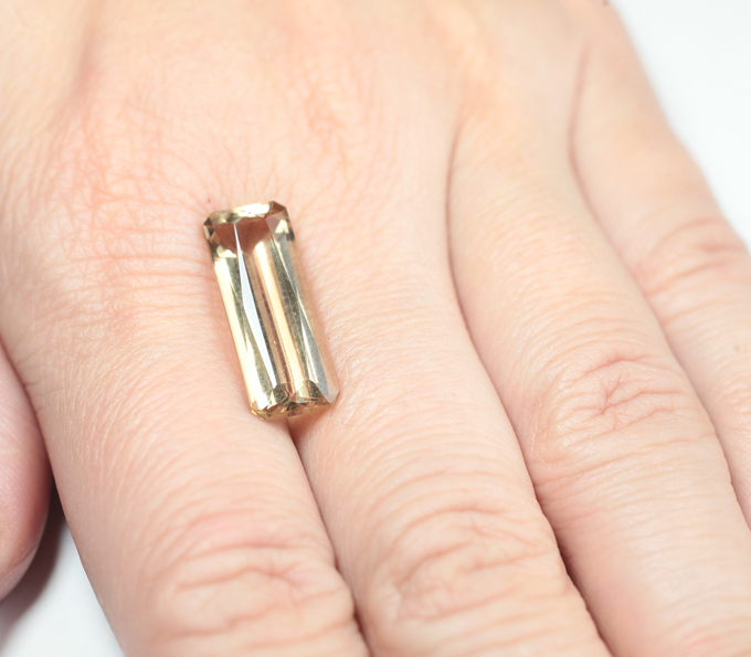 Крупный желтый скаполит 7,19 карата