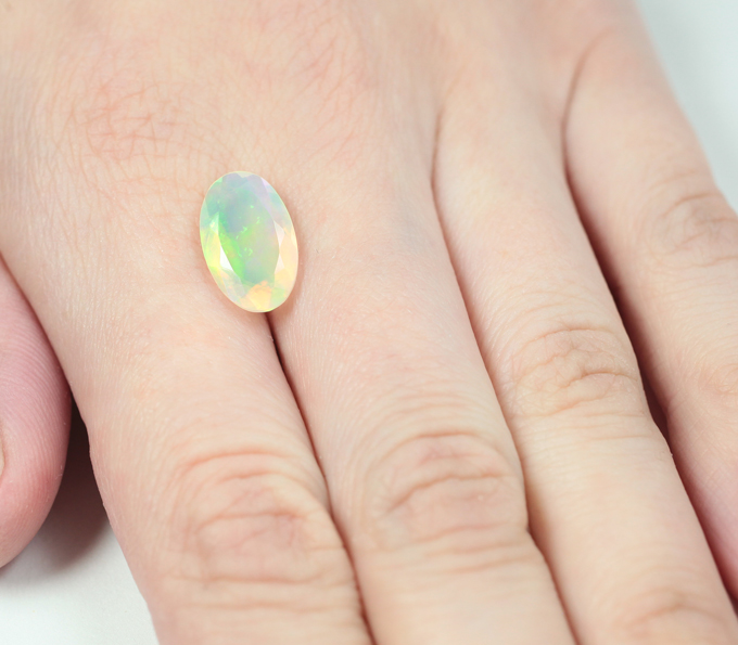 Ограненный эфиопский опал 2,6 карата