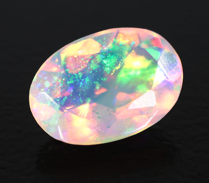 Ограненный эфиопский опал 0,82 карата