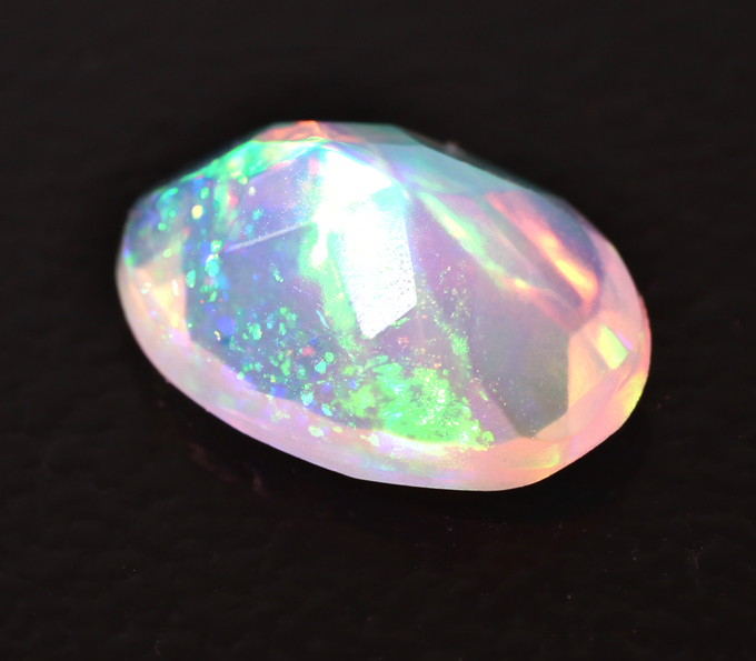 Ограненный эфиопский опал 0,82 карата