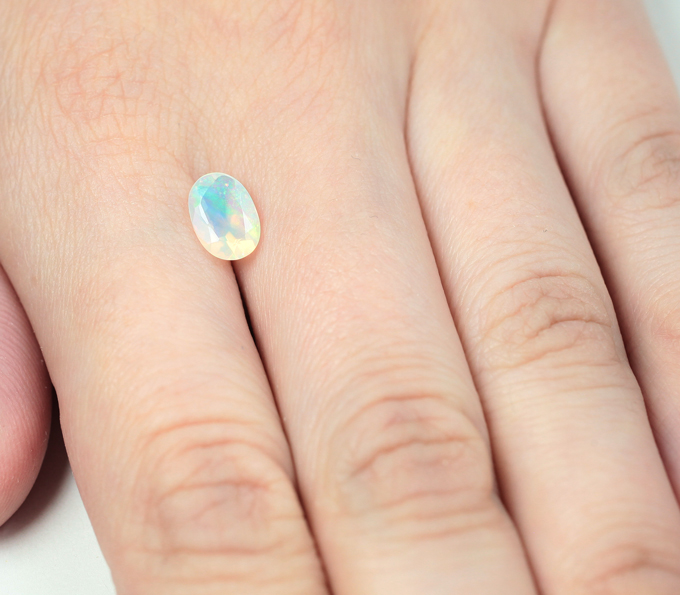 Ограненный эфиопский опал 0,82 карата