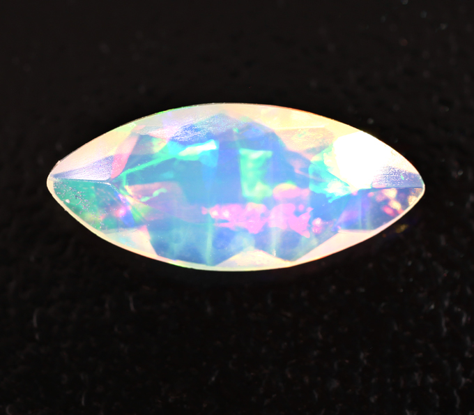 Ограненный эфиопский опал 0,8 карата